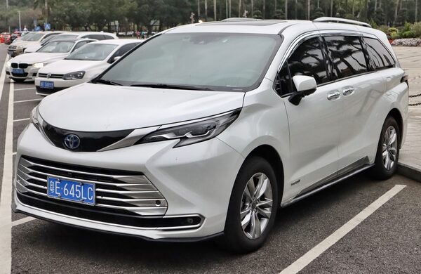 2026 Toyota Sienna (hybrid-only)